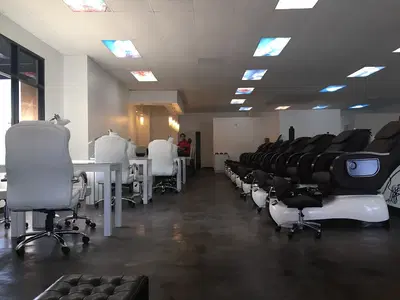 Q's Spa & Nail Bar