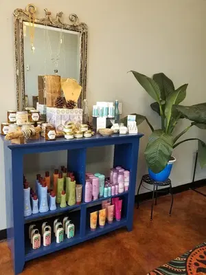 Entourage Salon