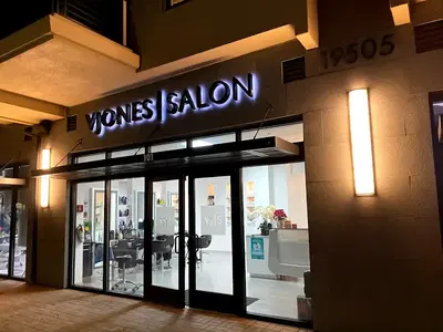 VJONES | Salon