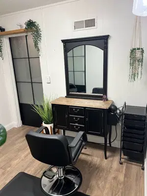 Born to Dye Salon Suites