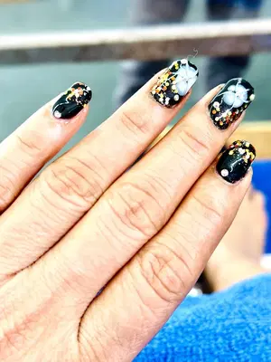 Queen Nails