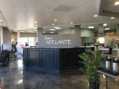 Salon Adelante