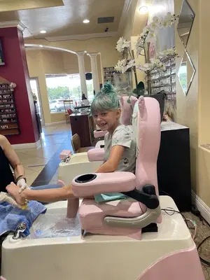 A V Fashion Nails