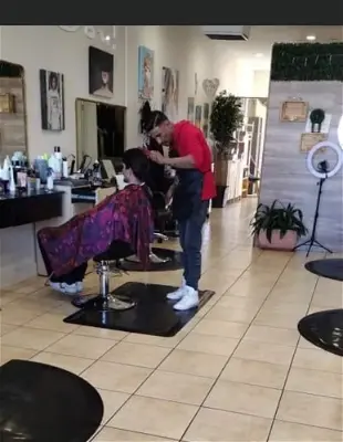 Queen's hair salon