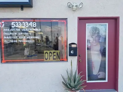 Leslie’s Beauty Salon