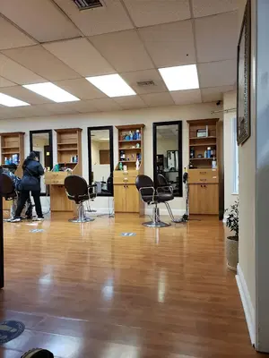 Genio’s Salón