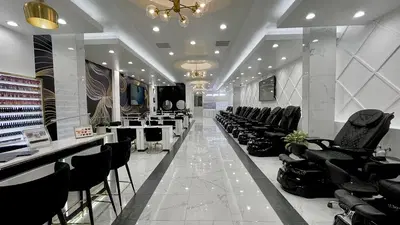 A La Mode Nail Spa and Lounge