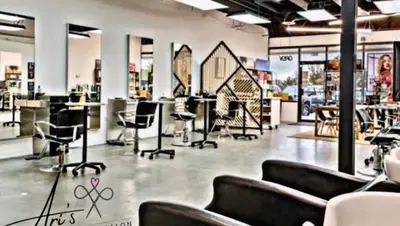 Ari's XOXO Salon & Barber