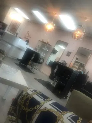 The New Glamour's Beauty Salon