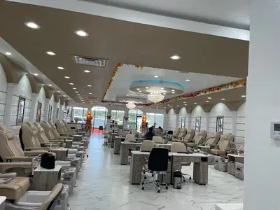 NAIL LOUNGE