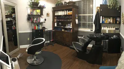 Curl up & Dye Hair Studio