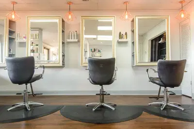 Mane De Leon Salon
