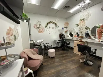 M & M Salon - Michelle Falco