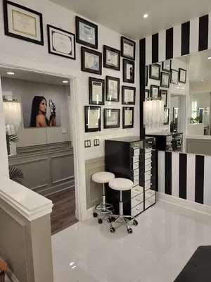 THE HIGHLIGHTING SALON