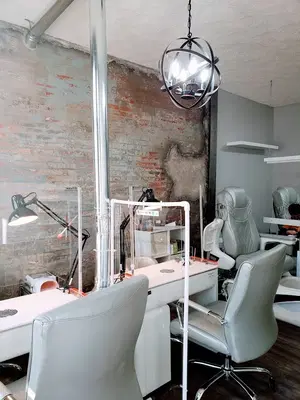 Nails w An