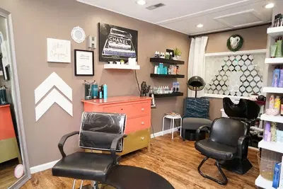 Roots 828 Salon