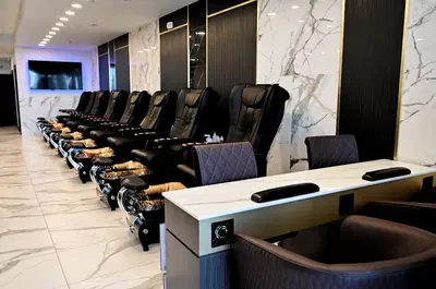 CROWN NAIL LOUNGE