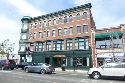 Center Salon