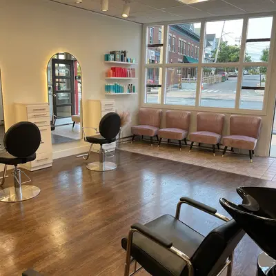 Maria Ferry Salon