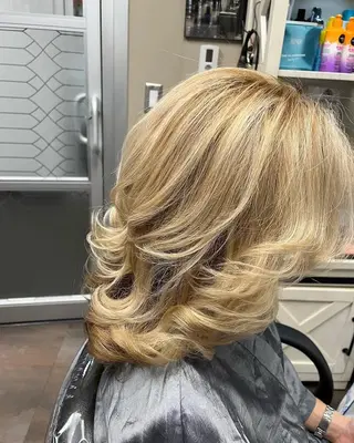Adelia Varga Salon