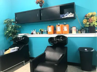 Aurora's Salon Belleza