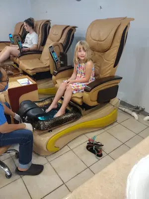 Daisy Nails