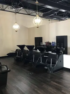Monelli's Salon