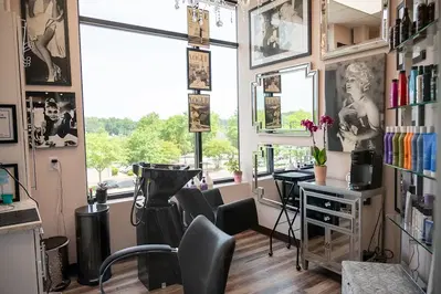 Wanderlux Salon Suites - UHill