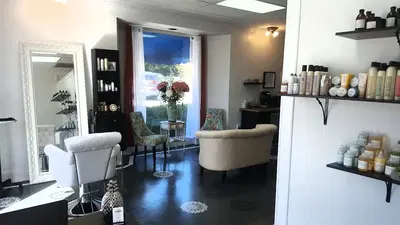 BLOOM color bar + beauty lounge
