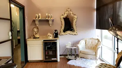 A Nicole Knoblach Salon
