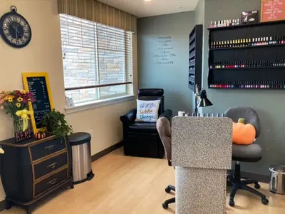 Stylish and natural looking nails by Michelle