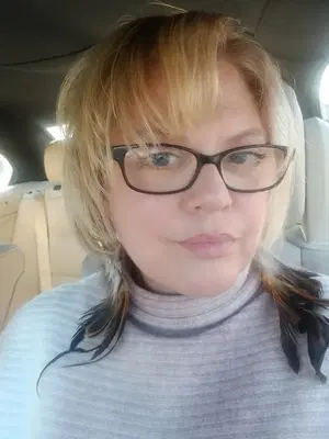 Chez La Rouge Salon