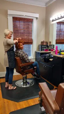The Salon at 1011