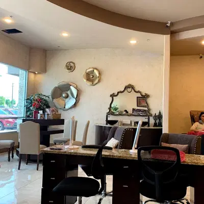 CharmLux Nail Spa