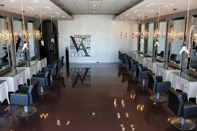 Von Anthony Salon