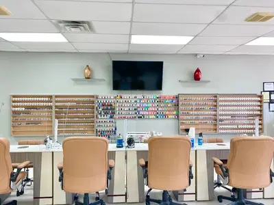 Us Nails & Spa